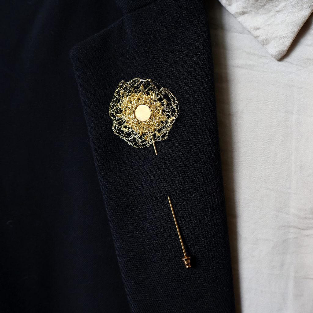 Costume orné de la boutonnière brodée de fils d'or