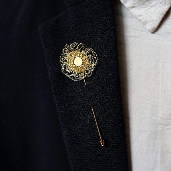 Costume orné de la boutonnière brodée de fils d'or