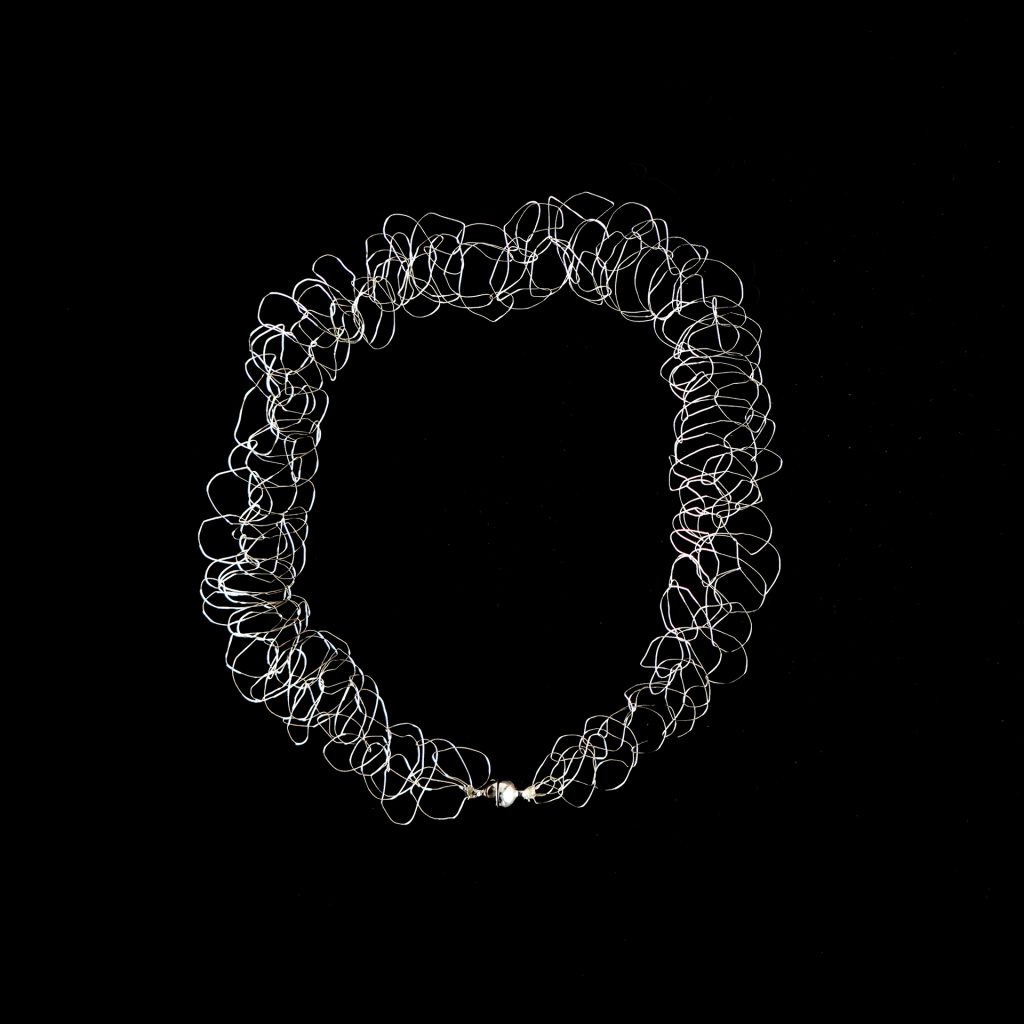 Collier Lumio argent sur fond noir