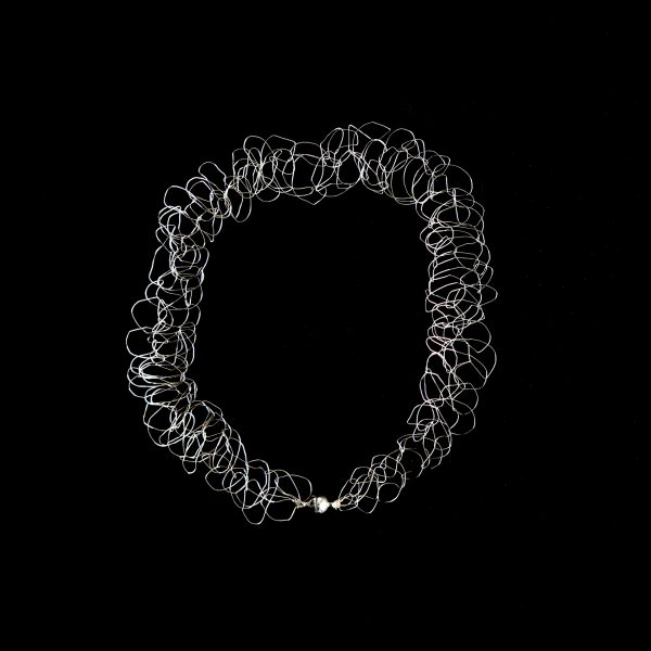 Collier Lumio argent sur fond noir