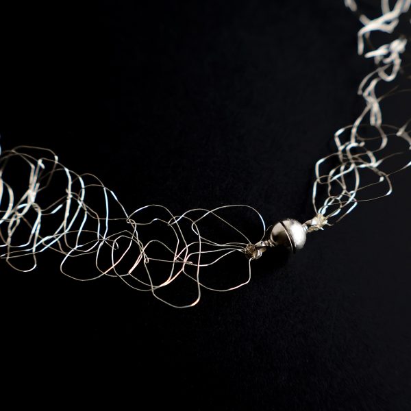 Détail de la maille métallique du collier Lumio argent
