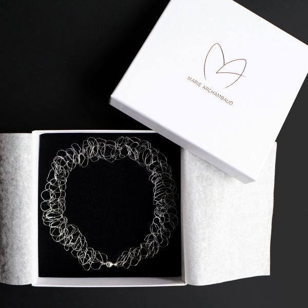 Collier Lumio argent dans sa boîte à bijou