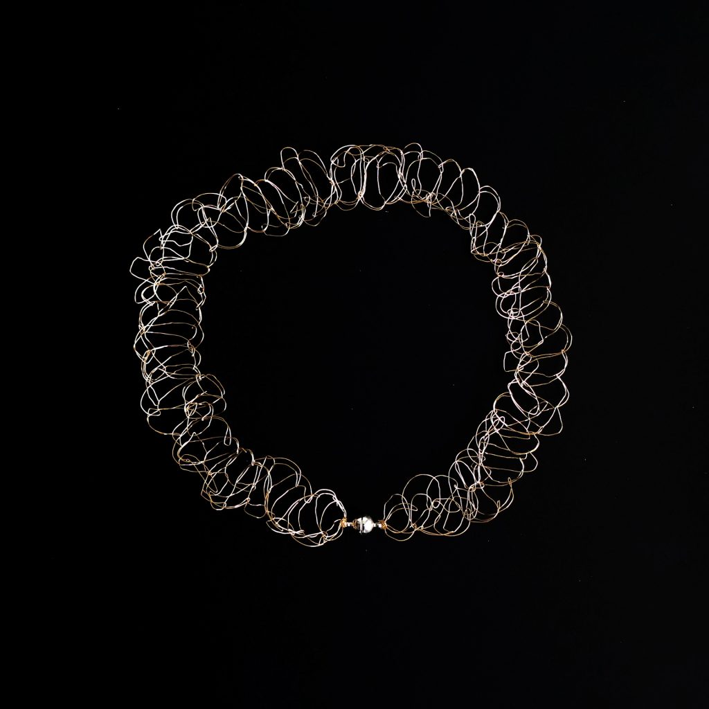 Collier Lumio or champagne sur fond noir