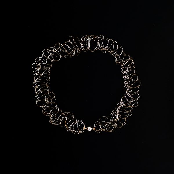 Collier Lumio or champagne sur fond noir
