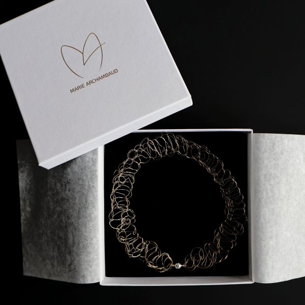 Collier Lumio or champagne dans sa boîte à bijou