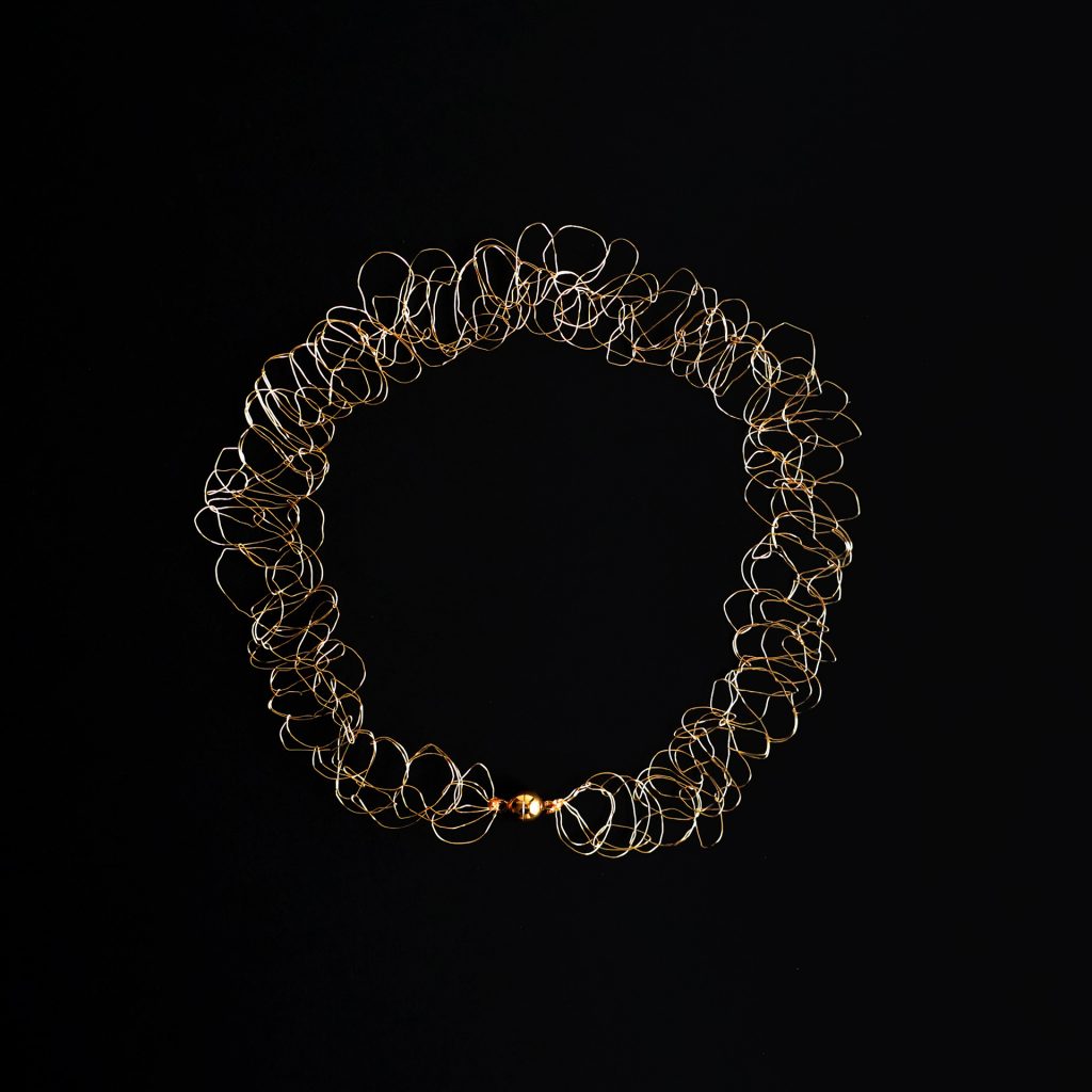 Collier Lumio or sur fond noir
